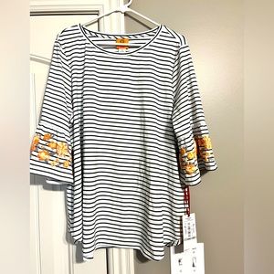 Womens 1X bell sleeve shirt. True to size.